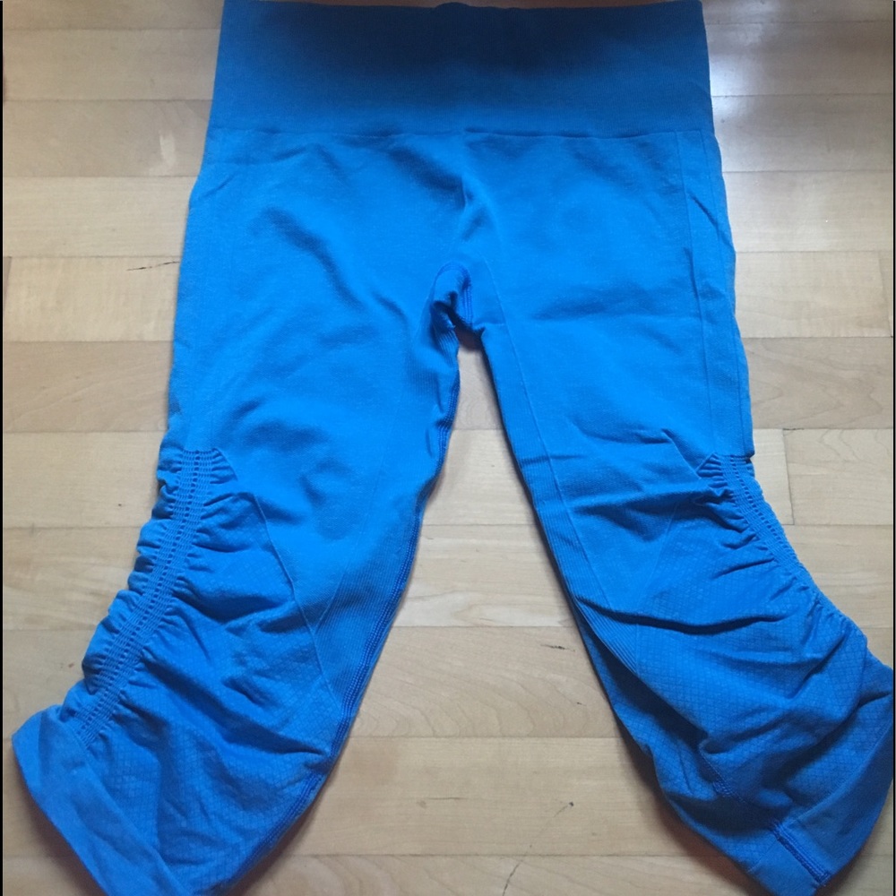 Lululemon blue crops
