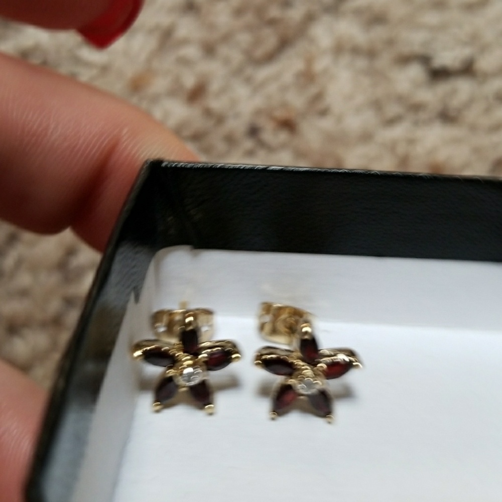 Earings - Picture 2 of 2