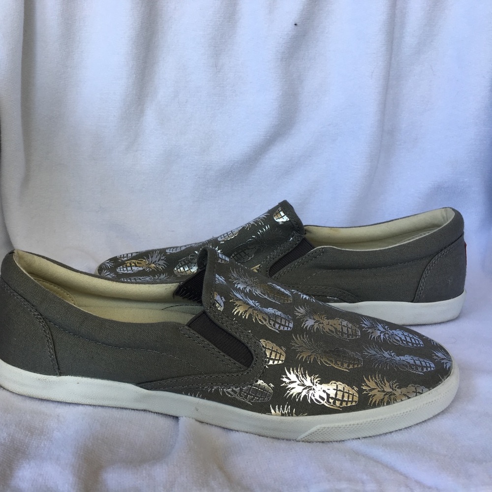 Buckfeet silver pineapple slip-ons