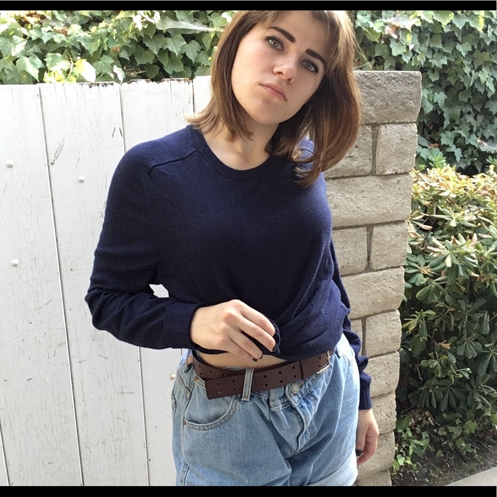 Cute gap basic navy sweater - Picture 2 of 3