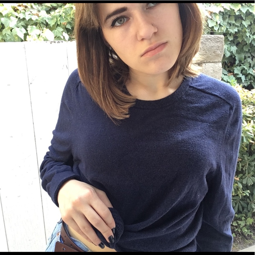 Cute gap basic navy sweater - Picture 3 of 3