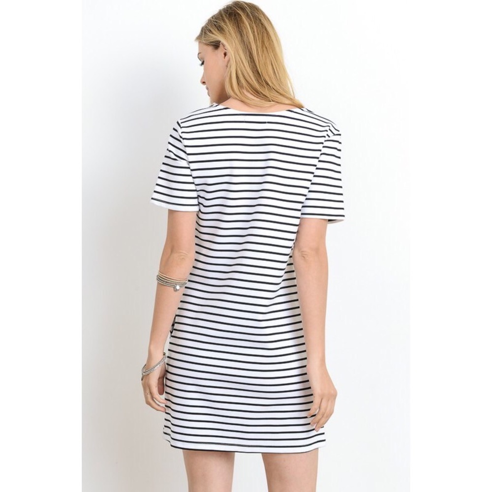 >>LAST<< Daily Grind White/Black T-Shirt Dress - Picture 3 of 3
