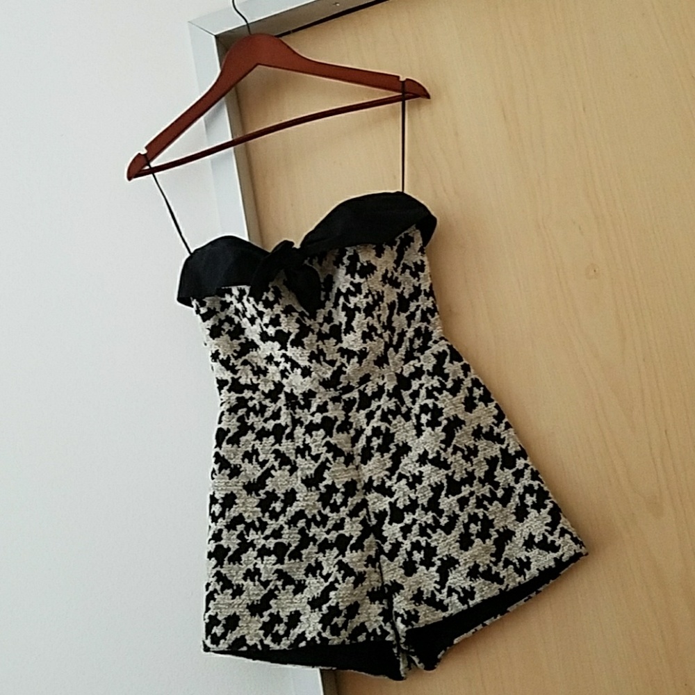 Hot jacquard patterned romper