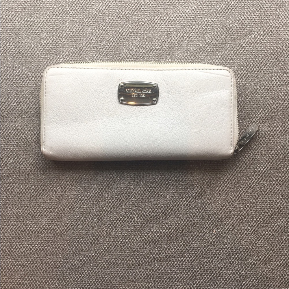 💘💘BIG WHITE MICHAEL KORS WALLET WITH ZIPPER💘💘
