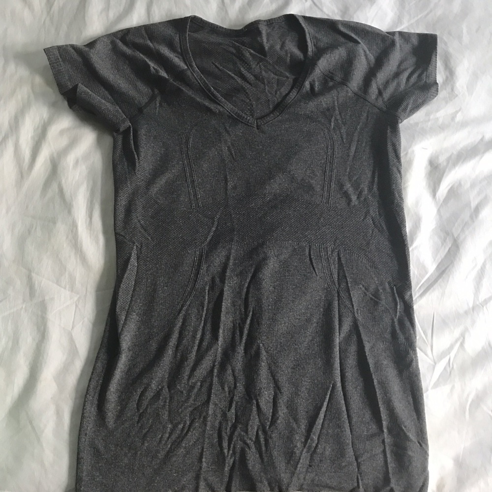 Lululemon Workout top. Size 6