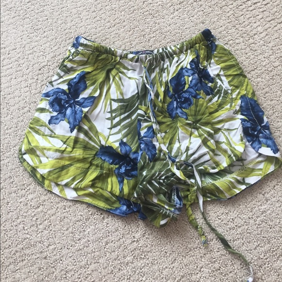 Brandy Melville Pants - Brandy Melville floral shorts