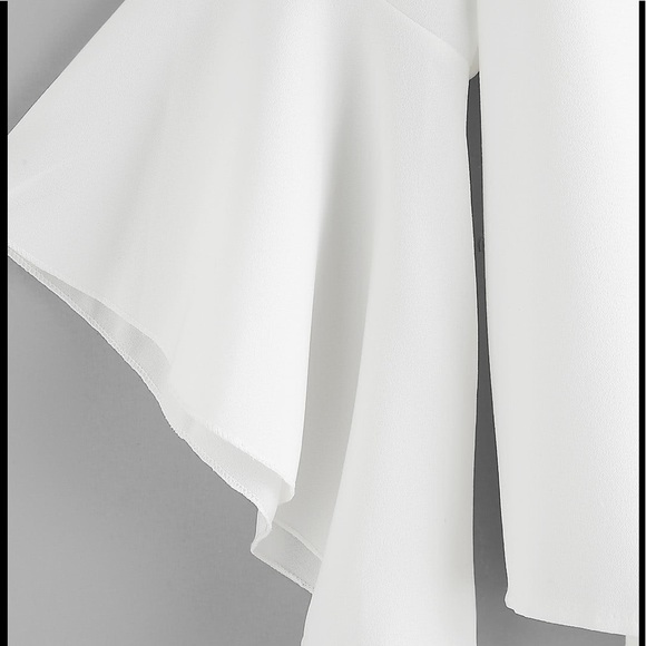 🆕HP🏆💼Bell sleeve boat neck blouse.💫 - Picture 3 of 4