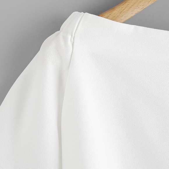 🆕HP🏆💼Bell sleeve boat neck blouse.💫 - Picture 4 of 4