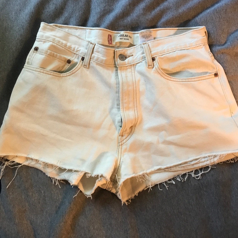 white levi shorts