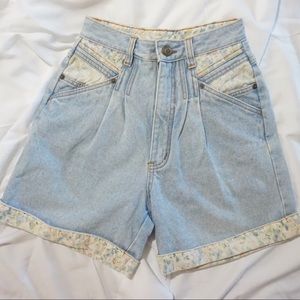 SOLD! Vintage Highwaisted Denim Shorts