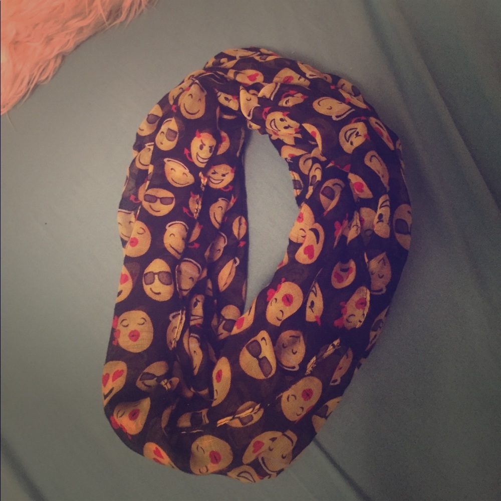 emoji infinity scarf😄😘😇😎😍