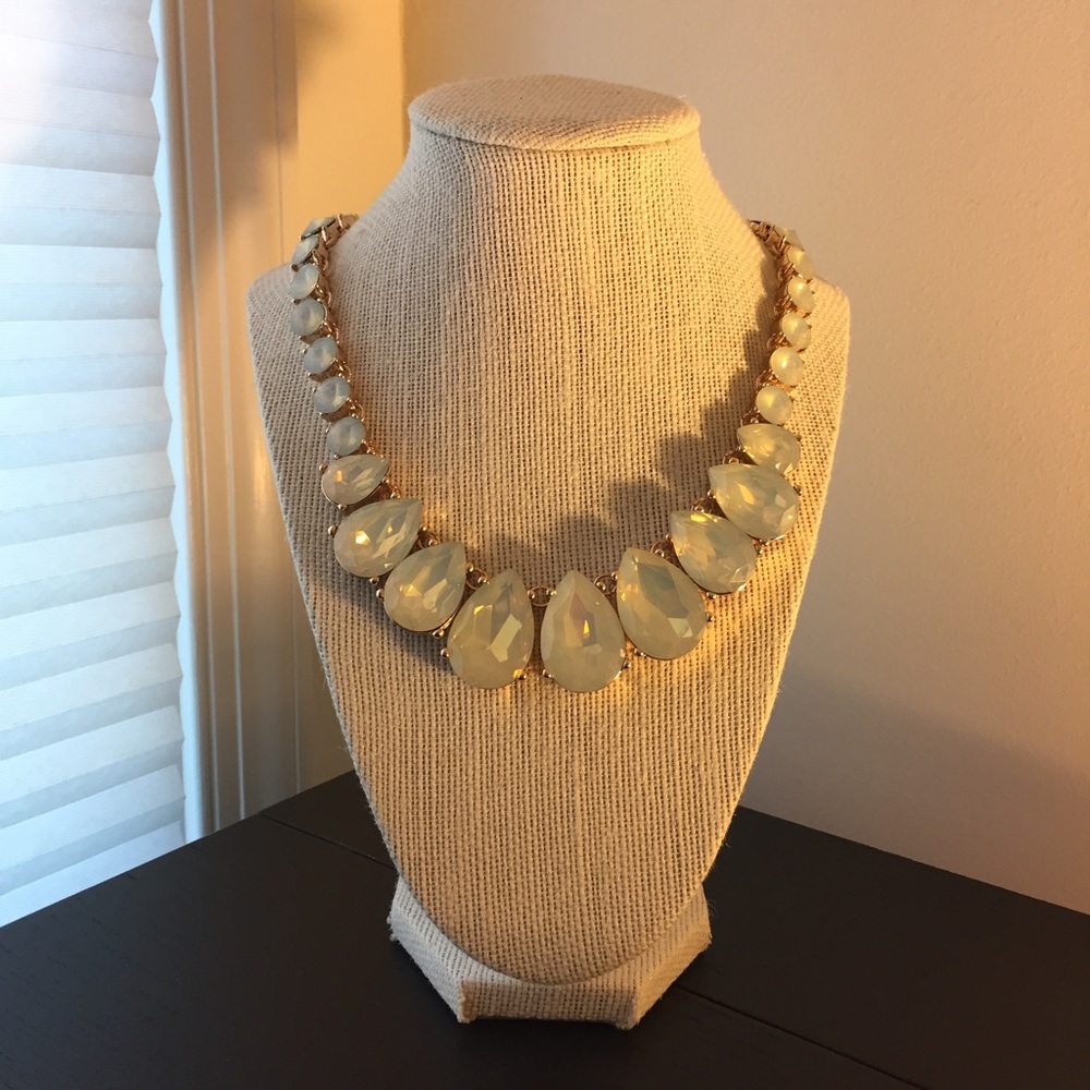 NWOT Aldo Teardrop Statement Necklace
