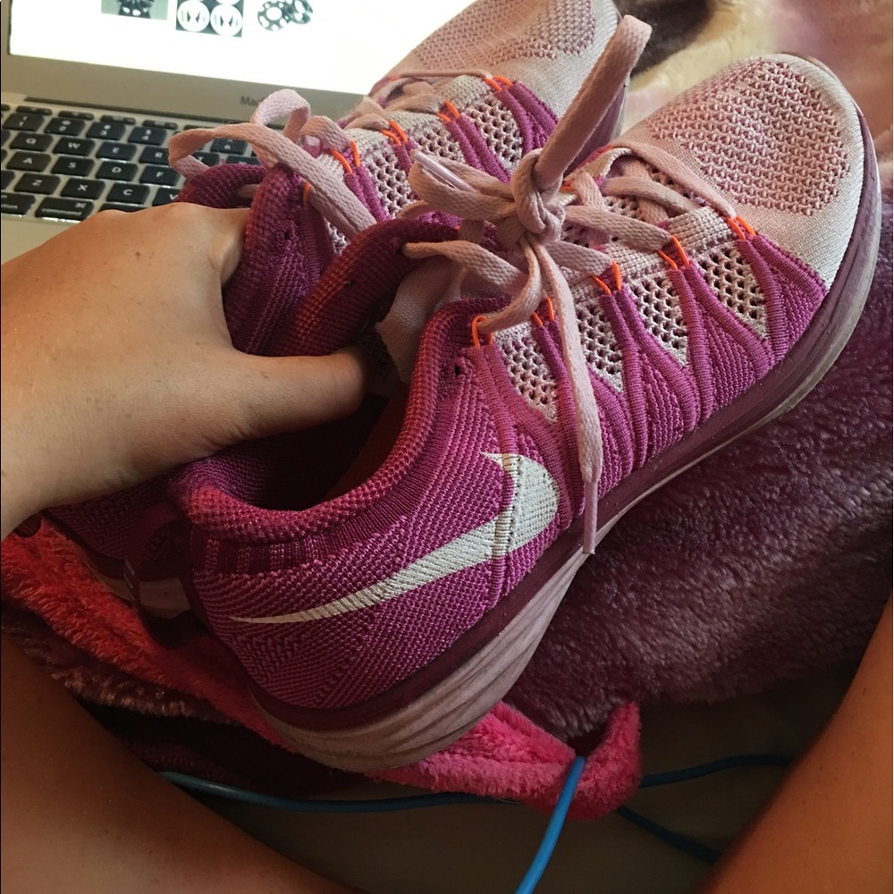Women's Nike fly knit running shoes
