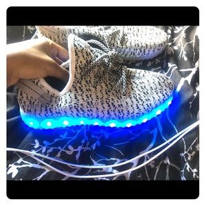 MULTI-COLORED LIGHT UP SNEAKERS SIZE 8