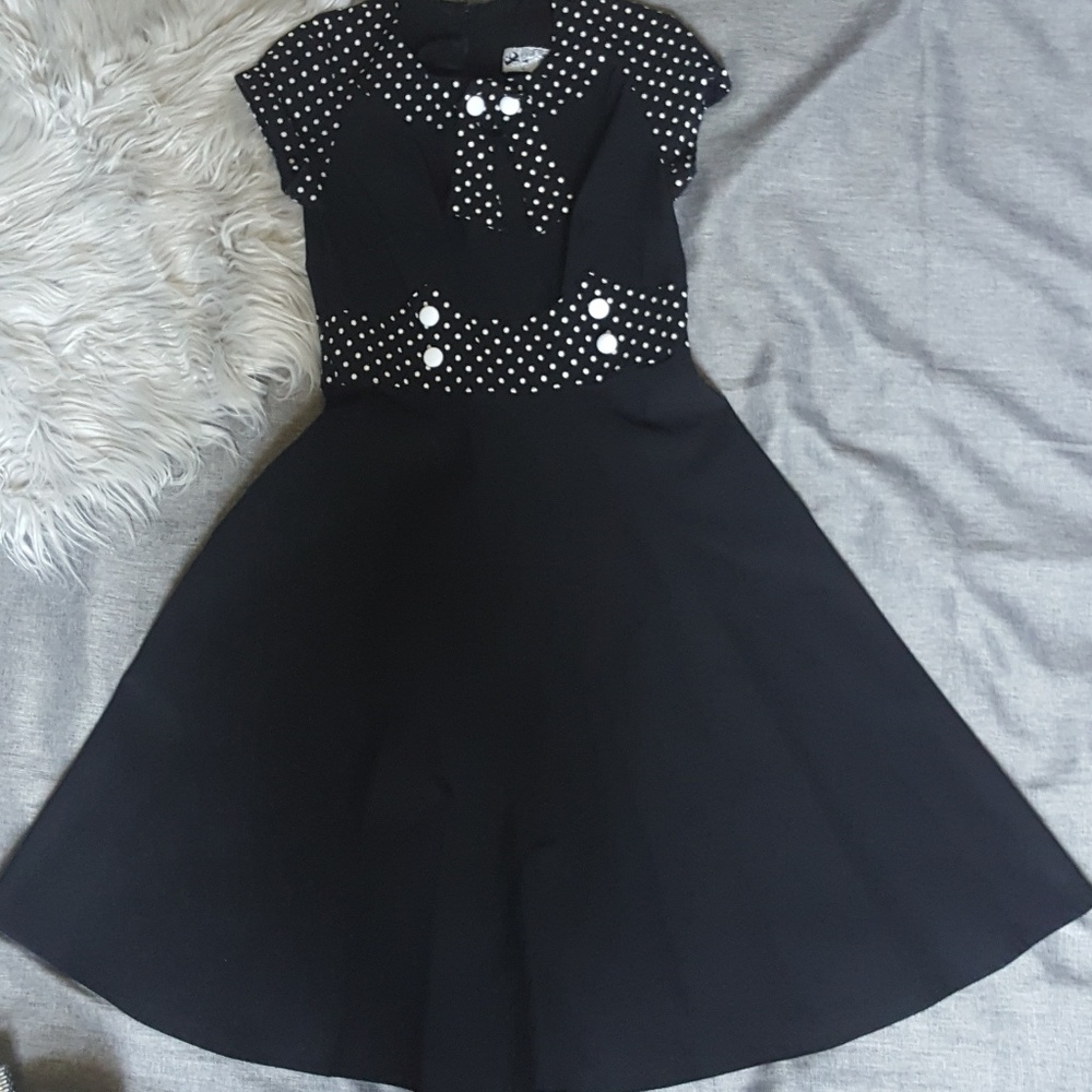 《 Black and White Dress 》