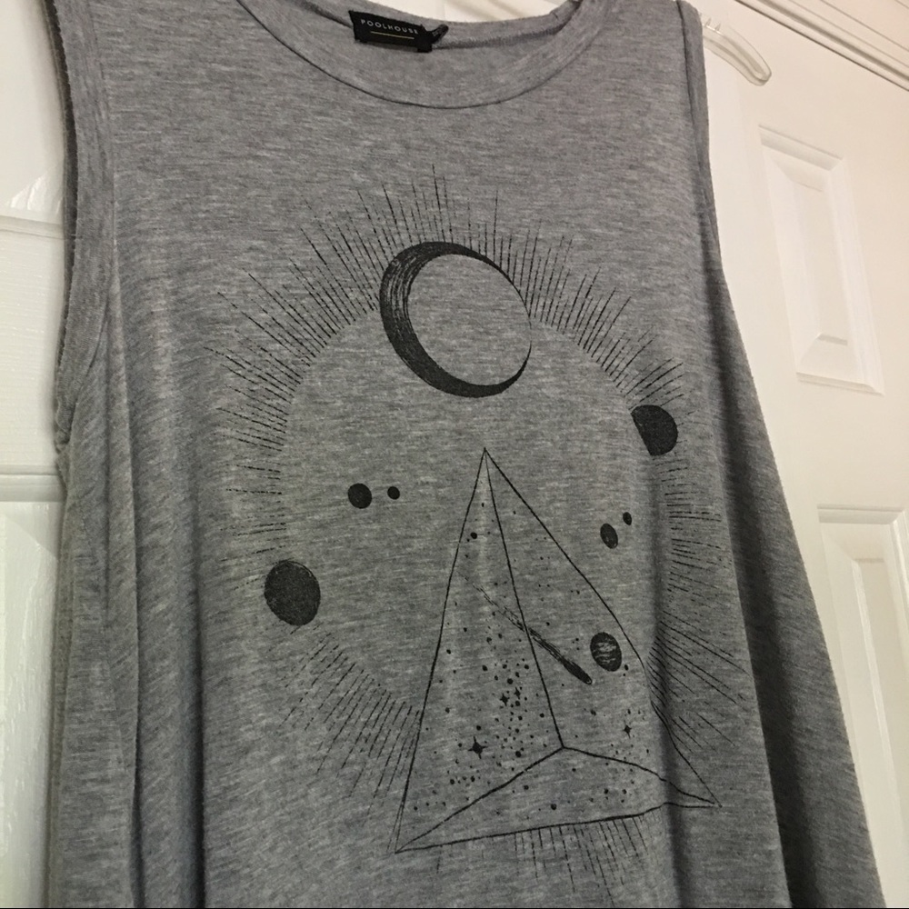 Graphic High low  tank Top 🌙