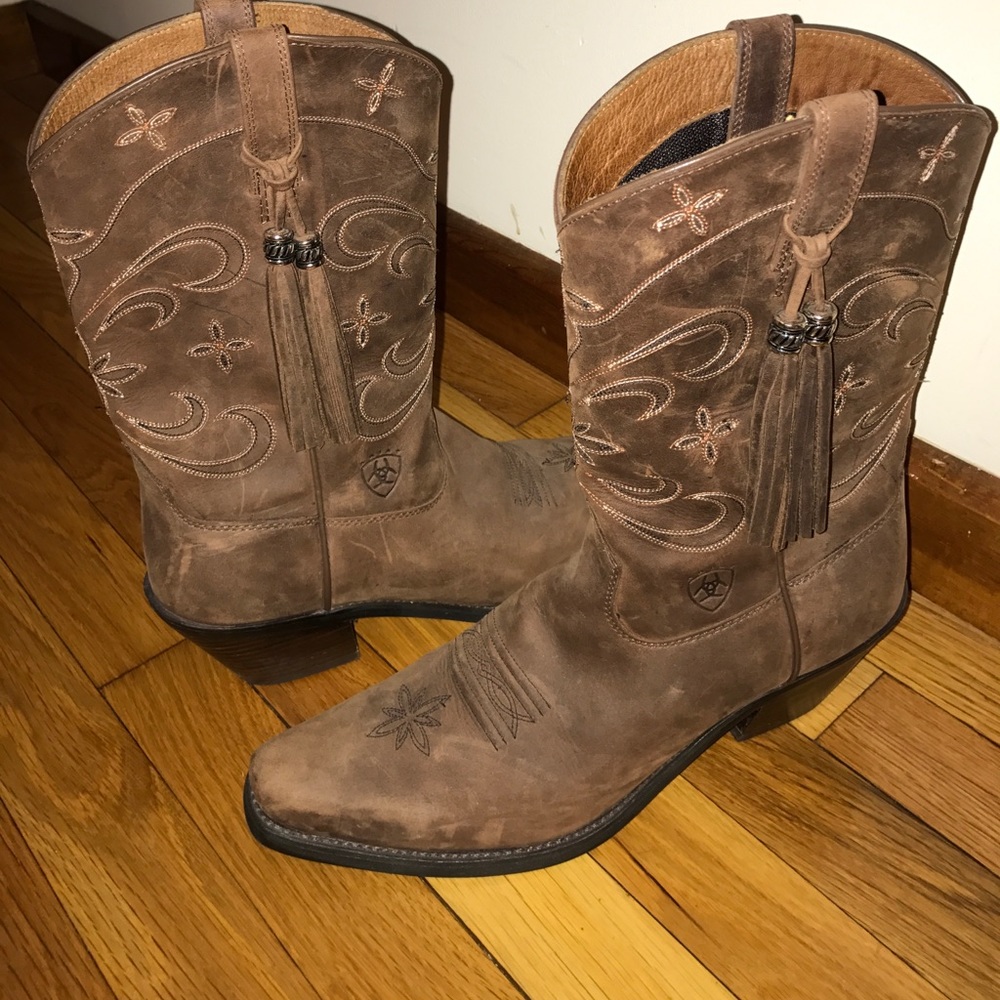 NEVER WORN ariat boots