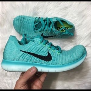 BRAND NEW NIKE FREE RUNNING SHOES!