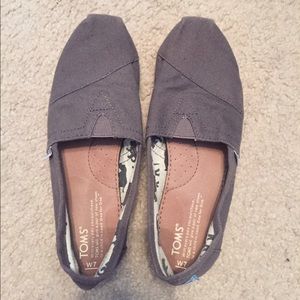TOMS BARELY WORN SIZE 7