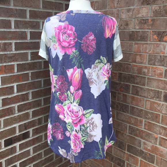 🔥SOLD OUT▫️SALE🔥Plus Striped Floral Print Tee - Picture 2 of 7