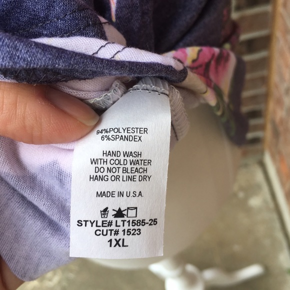 🔥SOLD OUT▫️SALE🔥Plus Striped Floral Print Tee - Picture 4 of 7