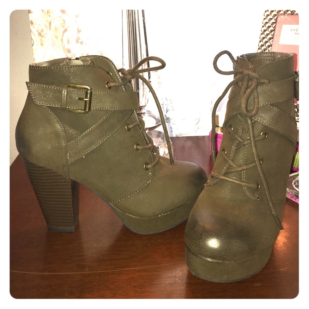 Size 6 pumps. Never worn!