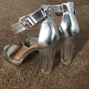 🏙Silver sandals with clear heel 🏙