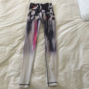 Authentic lululemon wunder under pants size 4