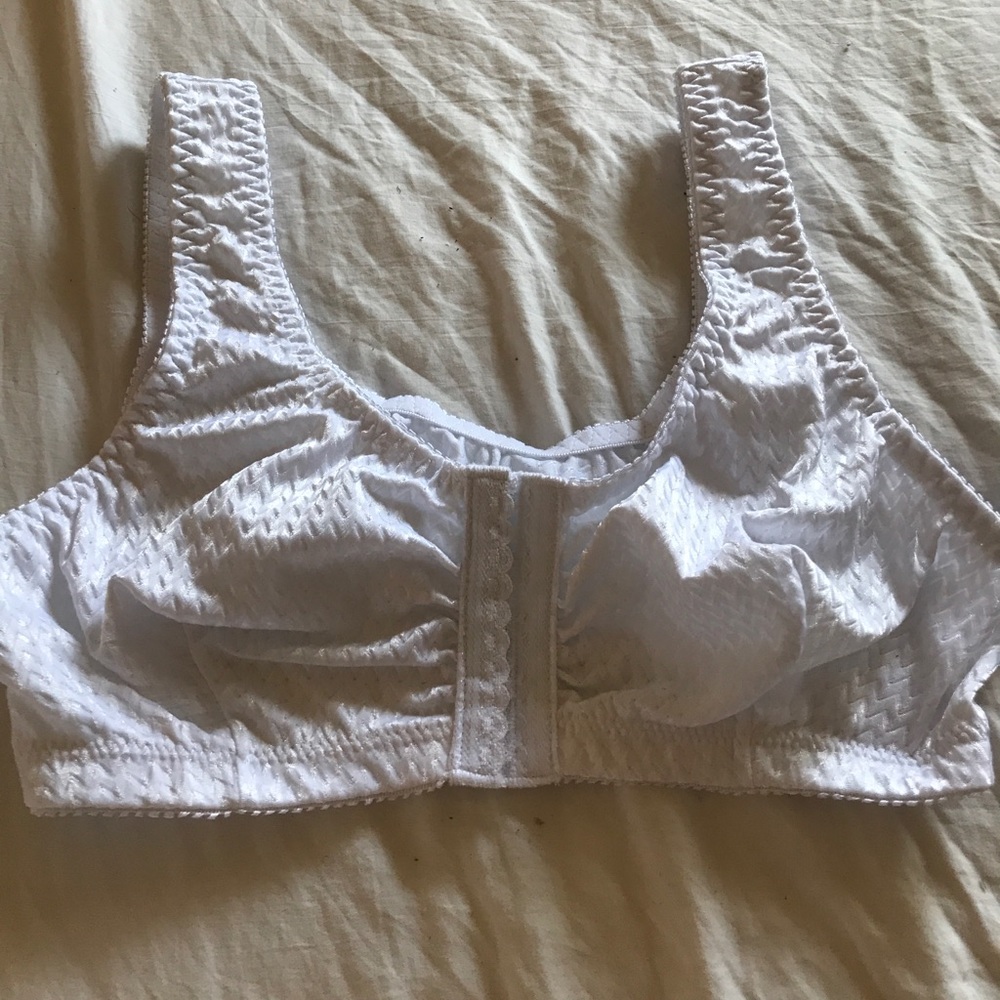 NWOT Size 34 sports bra