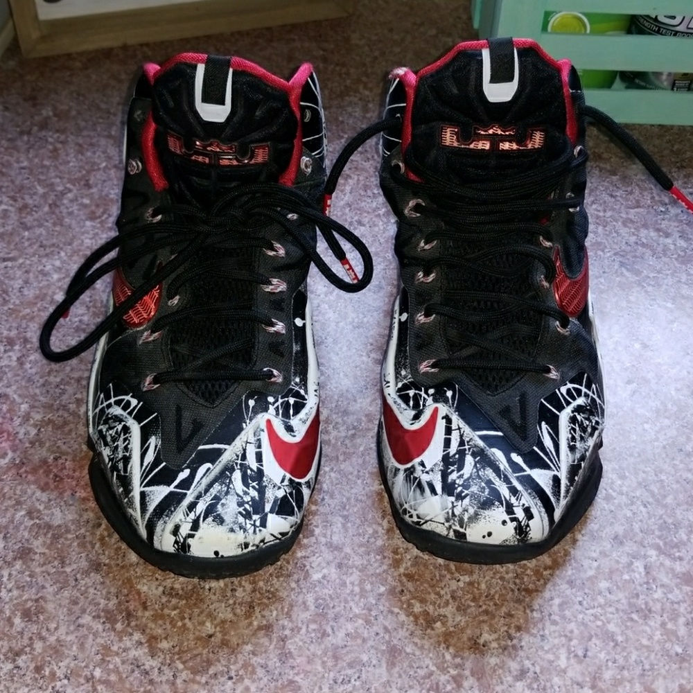 Nike lebron graffiti :women's 10, men's 8.5