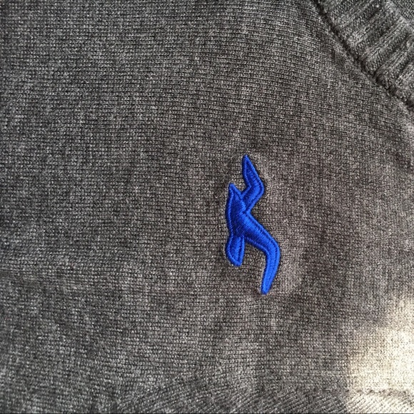 Hollister Sweater Grey Medium V-neck - Picture 2 of 3