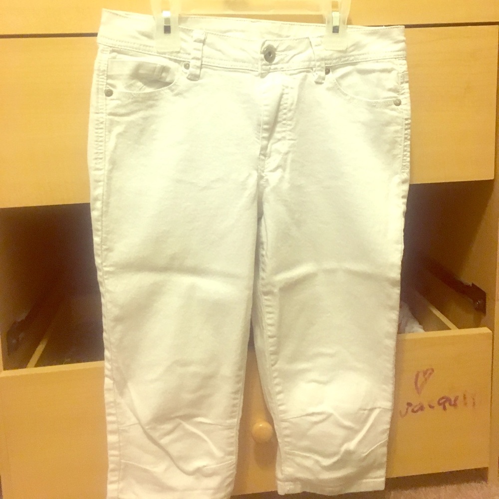 White crop jeans