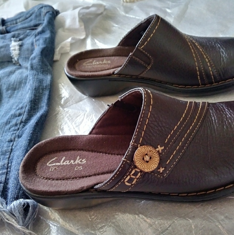 (((SOLD))) Clark's Bendables brown Slip Mules