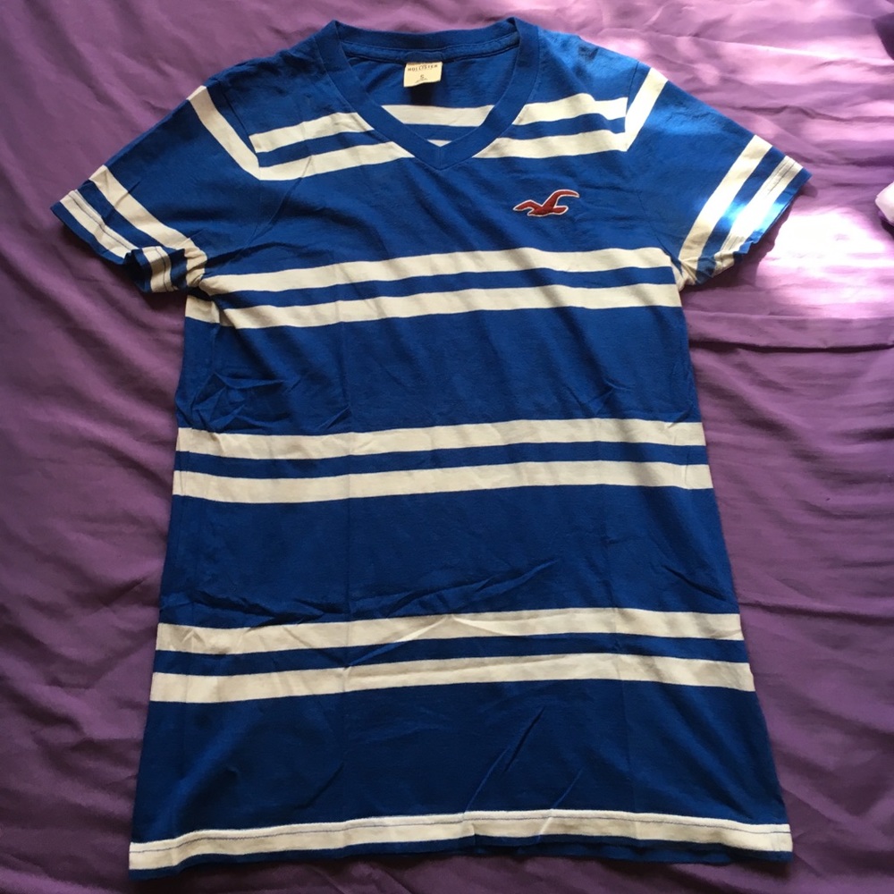 Blue and White Hollister t shirt Small