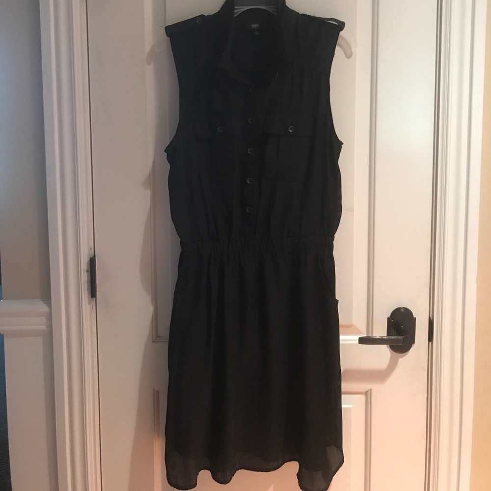 Black sleeveless dress with pockets