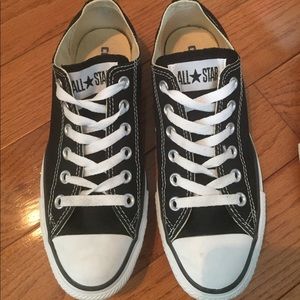 NWOT black low top converse!!