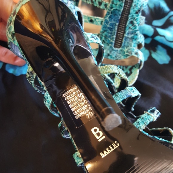 Gorgeous Bakers Heels - Beautiful ocean colors - Picture 7 of 8