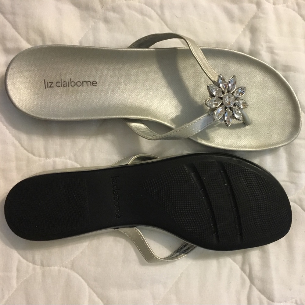 🎉💖SALE: Liz Claiborne Silver flip flops