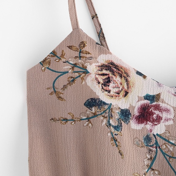 ⬇️💫Split tie back Cami floral top🆕 - Picture 3 of 4