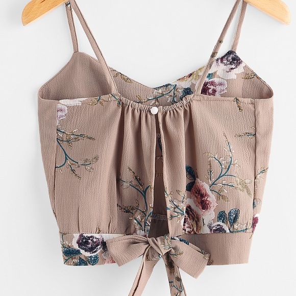 ⬇️💫Split tie back Cami floral top🆕 - Picture 2 of 4