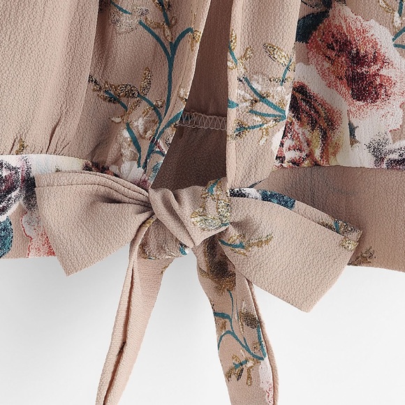 ⬇️💫Split tie back Cami floral top🆕 - Picture 4 of 4