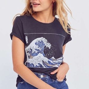 The Great Wave t-shirt size XS Urban Outfitters