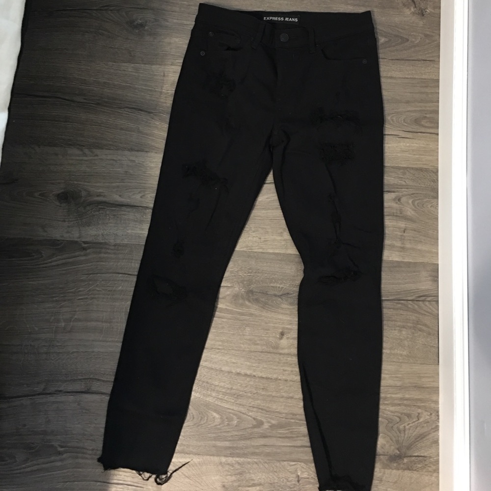 Skinny, cutoff jeans with mesh holes