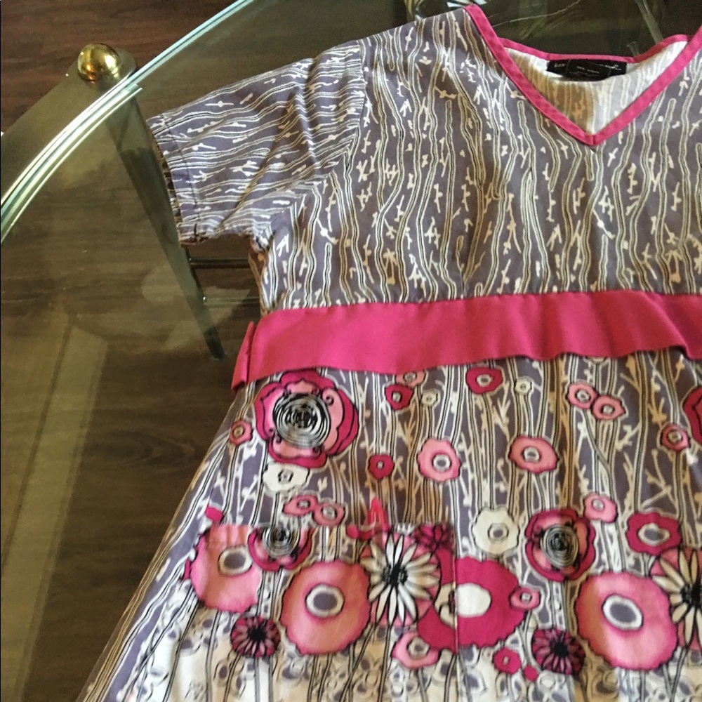 🌼🌺 floral scrub top; size small 🌸🌻