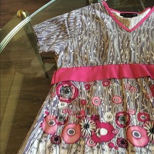 🌼🌺 floral scrub top; size small 🌸🌻