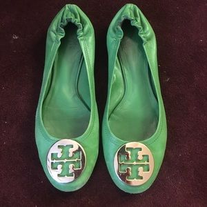 Green leather Tory Burch reva flats gold logo