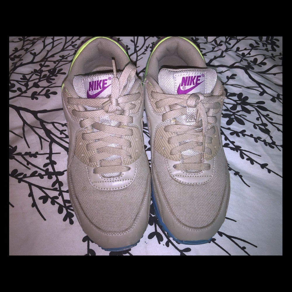 Men's size 8.5 women's size 10 Airmax