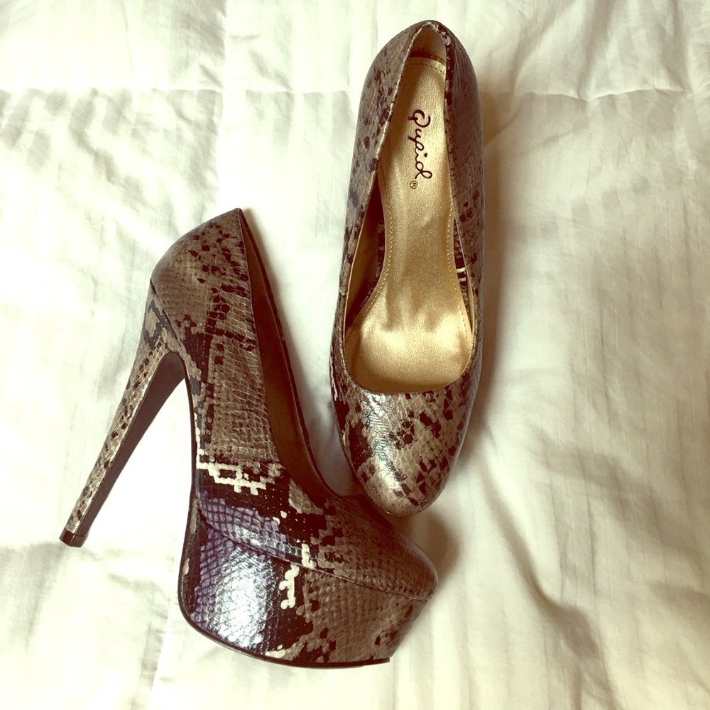 Snakeskin pumps!