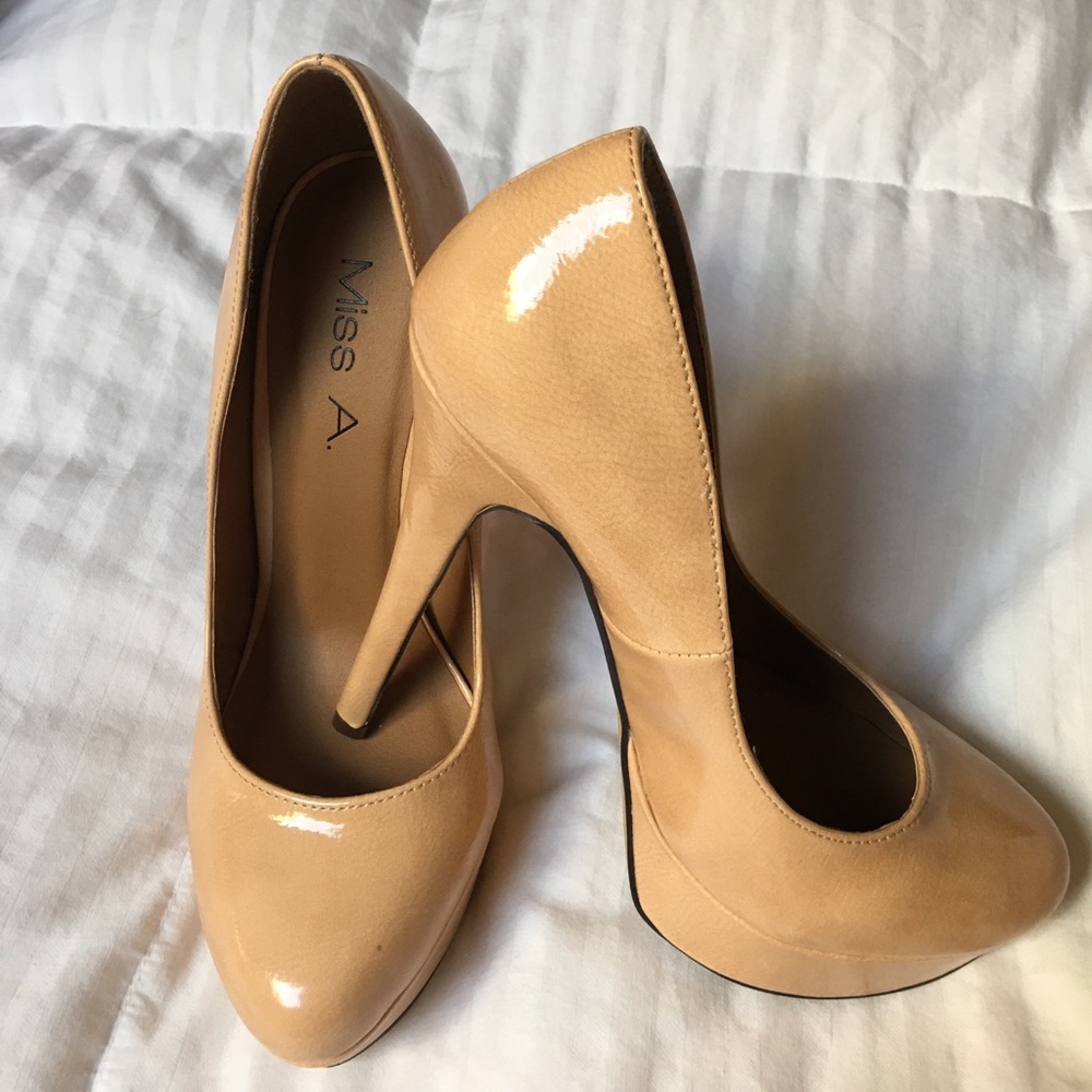 Nude Pumps