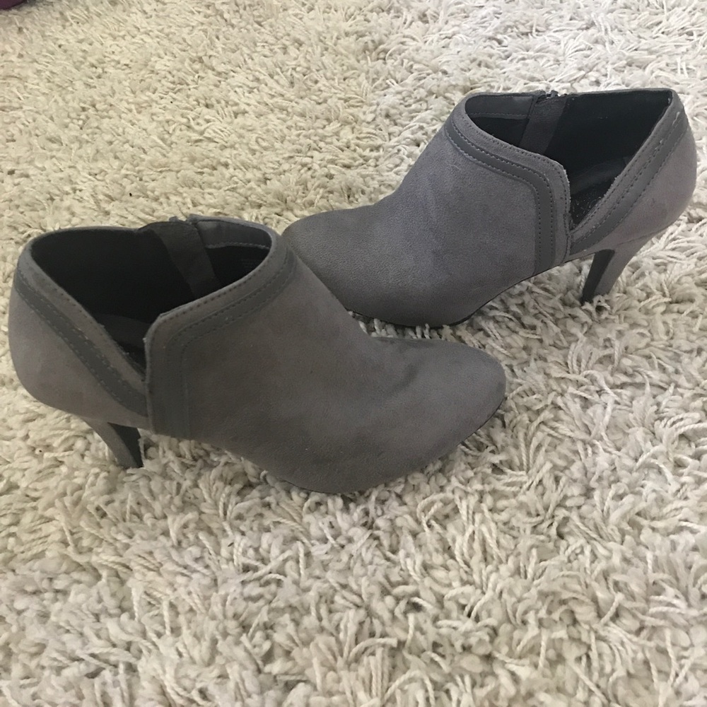 Dexflex, super comfy grey ankle bootie heels. - Picture 4 of 5